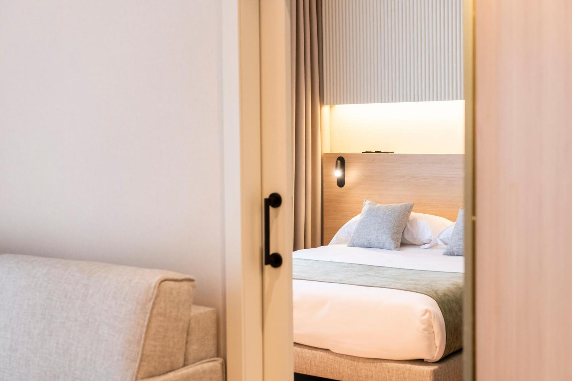Aparthotel Atenea Calabria Barcellona Esterno foto