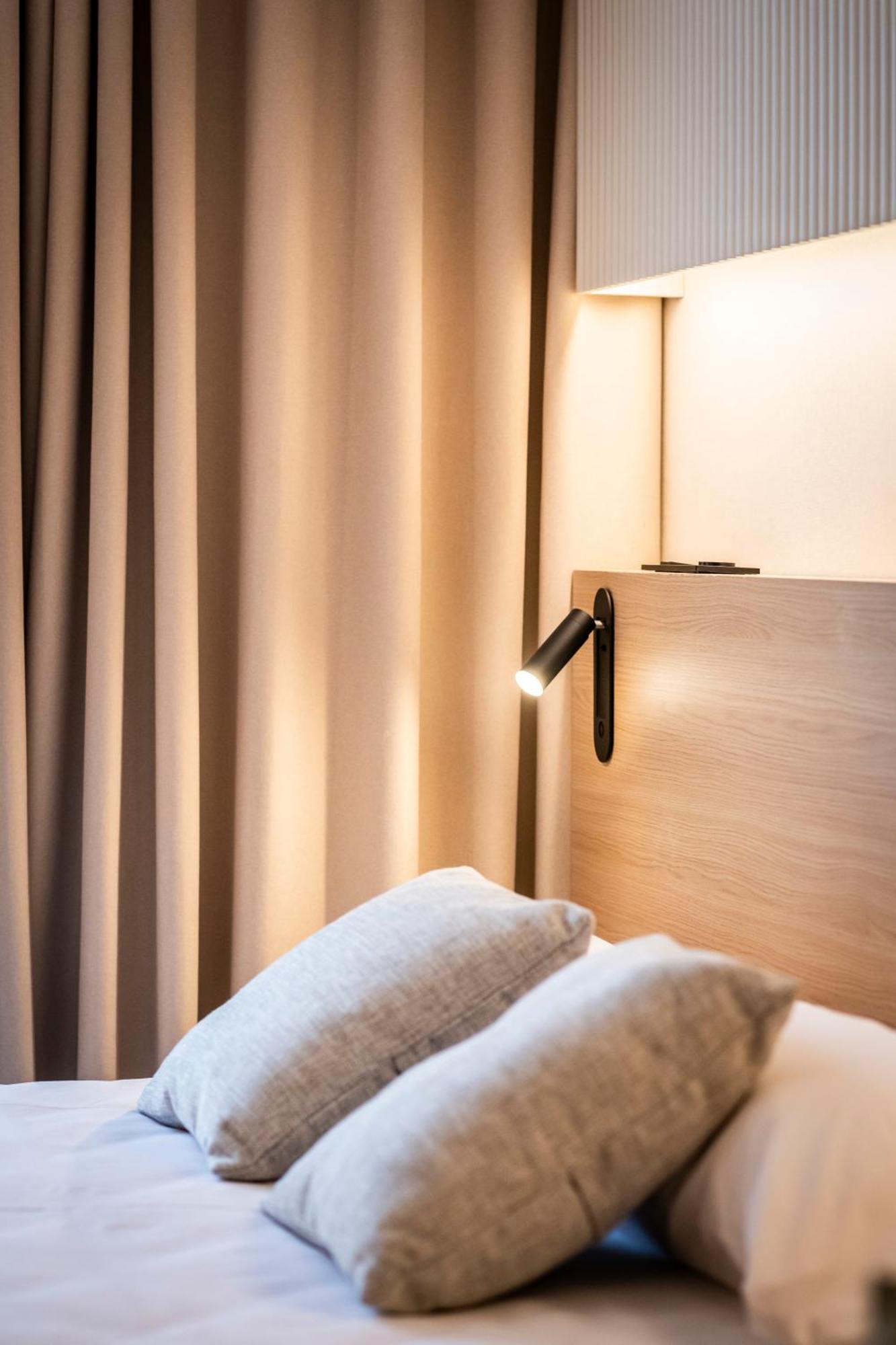 Aparthotel Atenea Calabria Barcellona Esterno foto