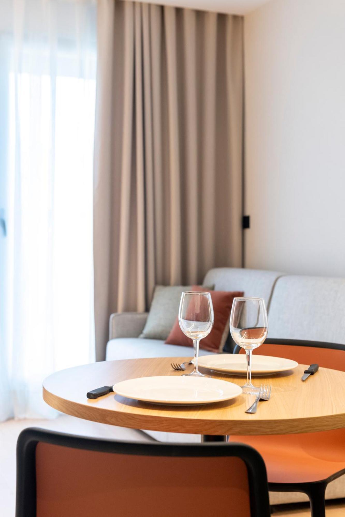Aparthotel Atenea Calabria Barcellona Esterno foto