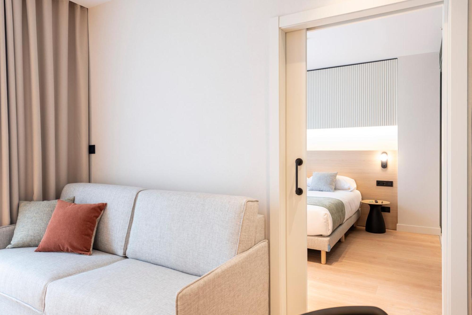 Aparthotel Atenea Calabria Barcellona Esterno foto