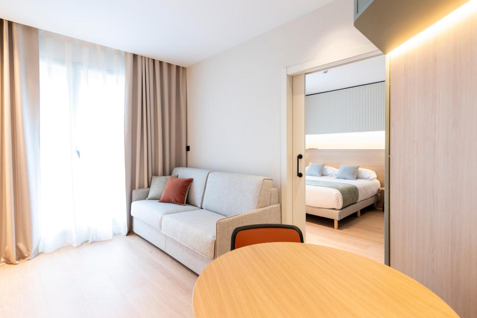 Aparthotel Atenea Calabria Barcellona Esterno foto