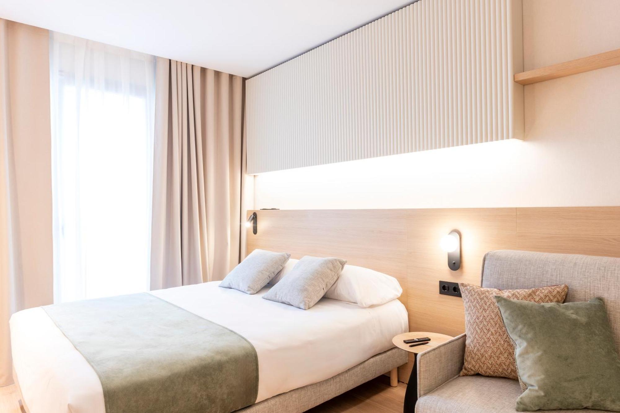 Aparthotel Atenea Calabria Barcellona Esterno foto