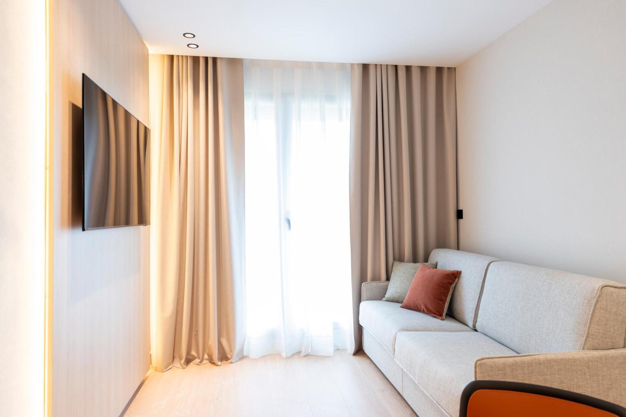 Aparthotel Atenea Calabria Barcellona Esterno foto