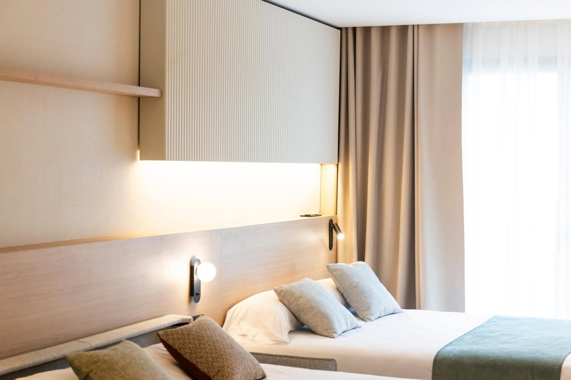 Aparthotel Atenea Calabria Barcellona Esterno foto