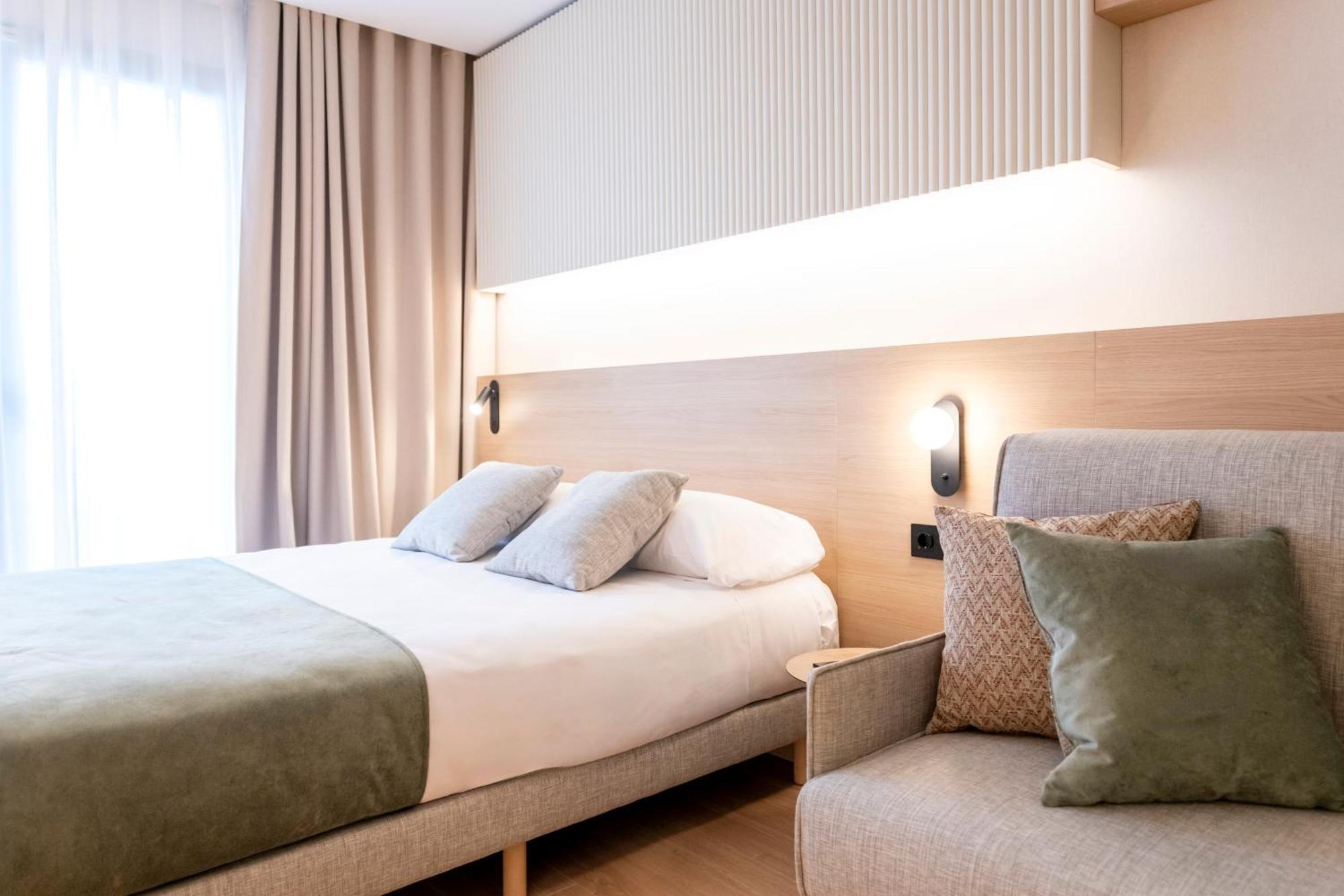 Aparthotel Atenea Calabria Barcellona Esterno foto