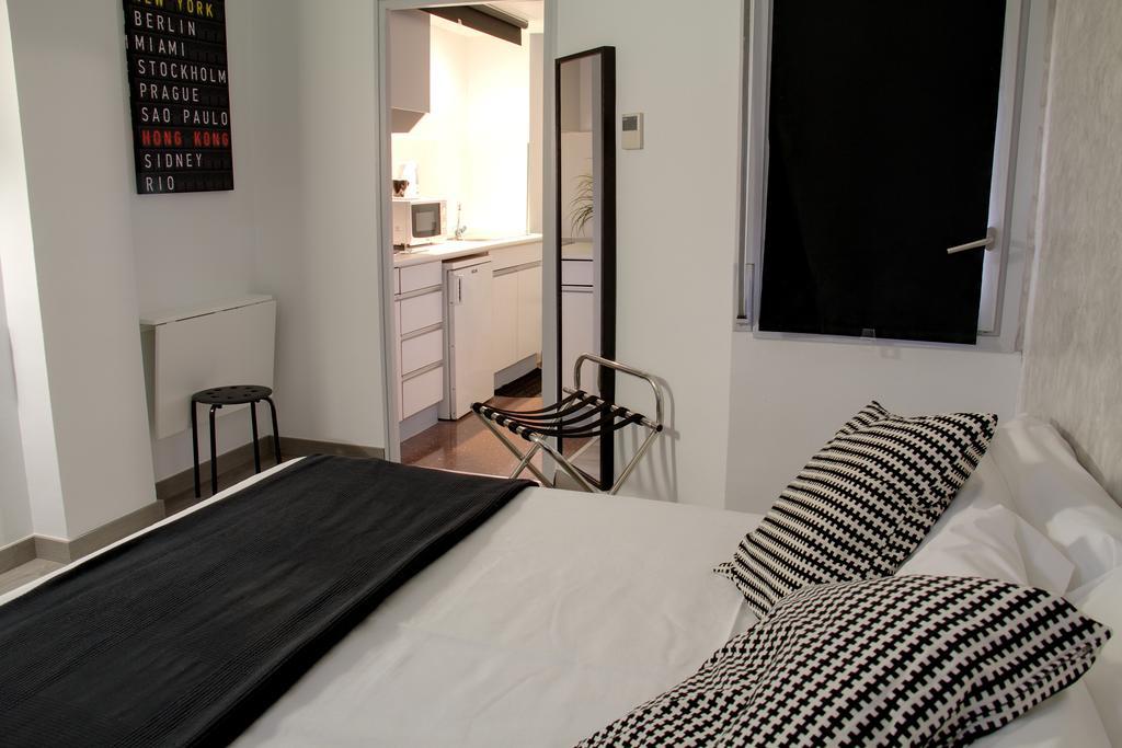 Aparthotel Atenea Calabria Barcellona Esterno foto