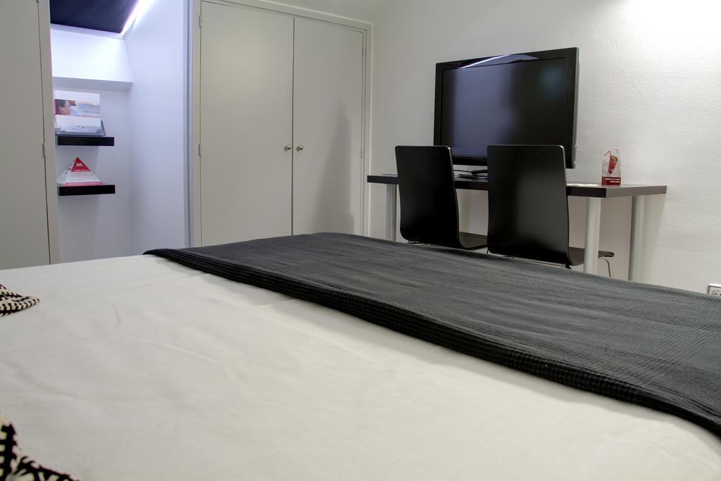 Aparthotel Atenea Calabria Barcellona Esterno foto