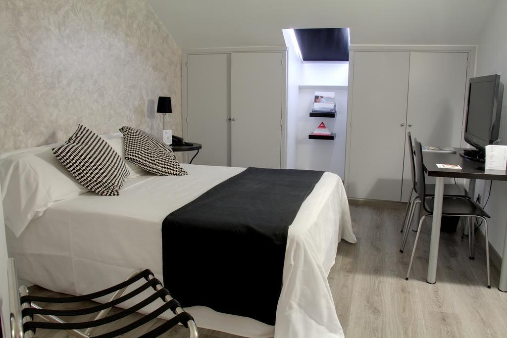 Aparthotel Atenea Calabria Barcellona Esterno foto
