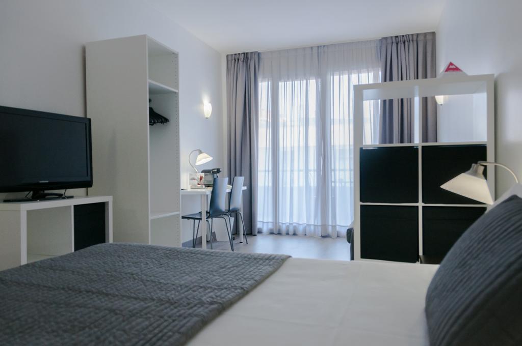 Aparthotel Atenea Calabria Barcellona Esterno foto