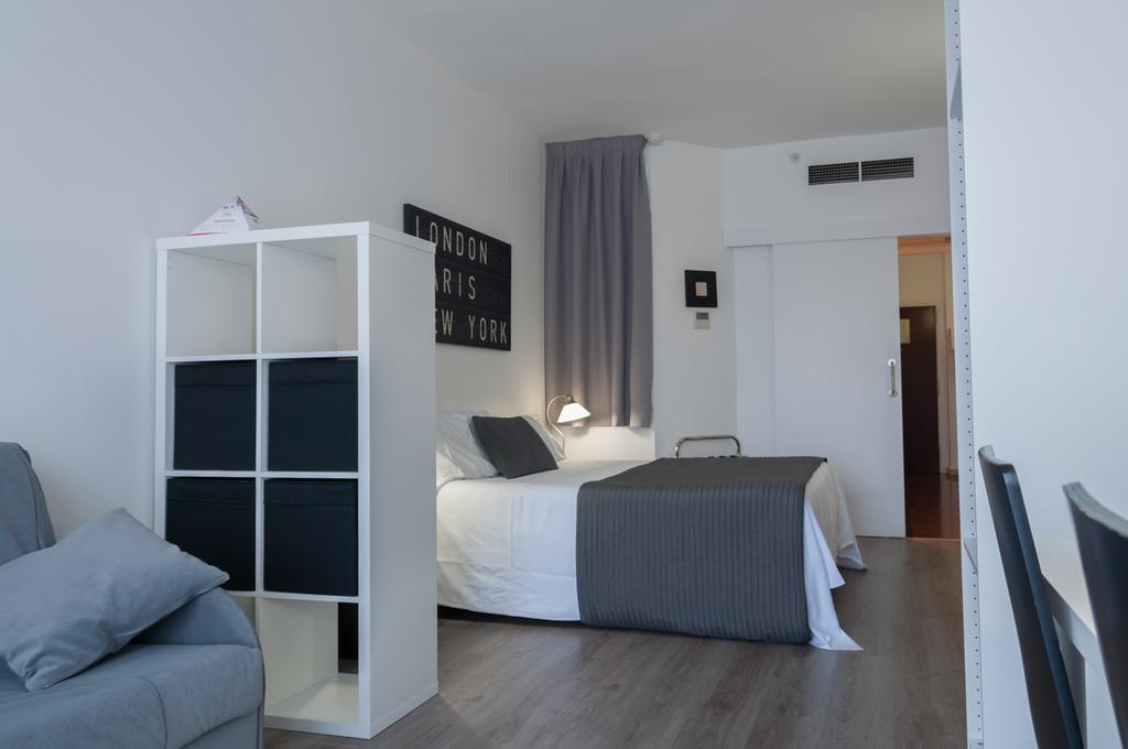 Aparthotel Atenea Calabria Barcellona Esterno foto
