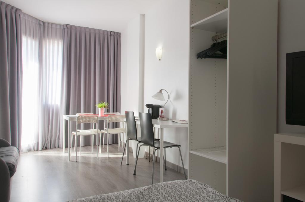 Aparthotel Atenea Calabria Barcellona Esterno foto